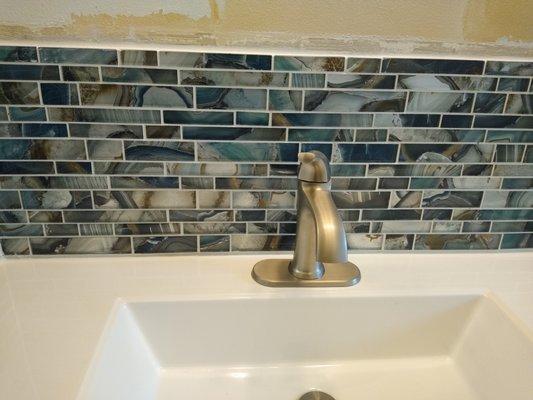 Close-up of the glass tile backsplash