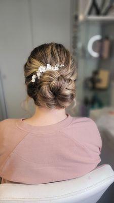 Cleveland hairstylist, bridal makeup