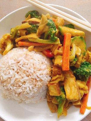 Vegan Curry with tofu, steam rice and veggies