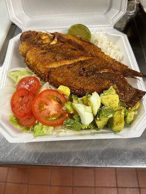 Pescado Frito Con Arroz y Ensalada