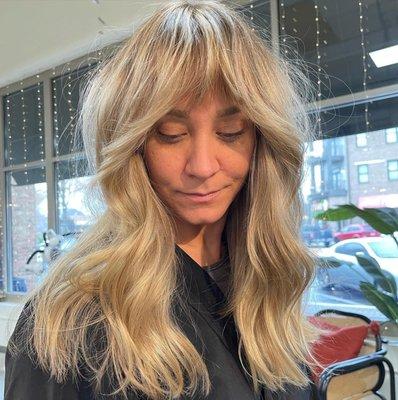 Obsessed with this super layer cut & rooted blonde by Riley