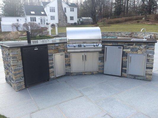 Outdoor kitchen/ grill