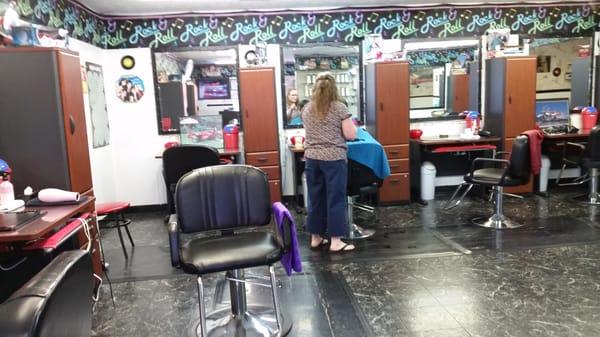 6 stations available but only one stylist. She said the other one is on lunch. So 2 stylists out of 6 stations.