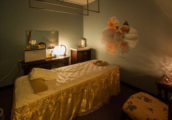 Massage can be used as a way to relax the body, aid in detoxiﬁcation and prevent/treat injuries.