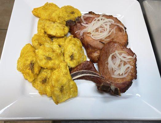 Chuleta ahumada con tostones.