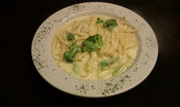 Fettuccini Alfredo w/ broccoli