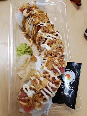 tropical tuna crunch roll, corner reservoir left conveniently free for my soy sauce.