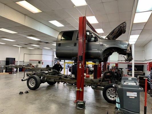 Frame swap on a F-250 using Challenger Lift