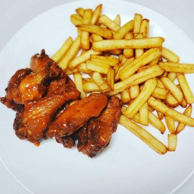 Chicken Wings with french fries