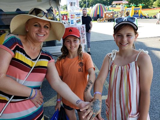 Family henna time!