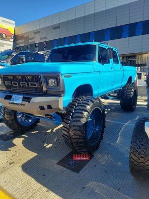 Wheels 28" FORGED on old school Ford F-100 whit 10" lift suspension Installed by Guzman Auto Customs