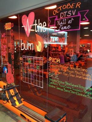 "Love the burn"- colorful & motivational glass walls at OTF