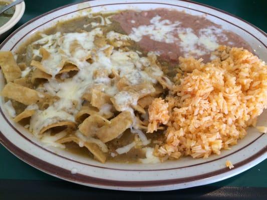 Chilaquiles Verdes con Arroz y Frijoles