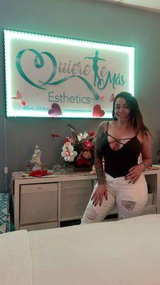 Clienta feliz en Quieretemas Esthetics