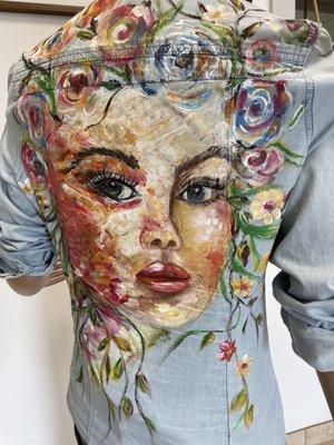 Flower crown shirt
Hand painted clothing
Customize on all types of fabrics and clothes