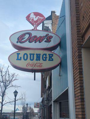 Dons lounge sign