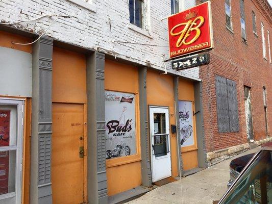 Buds Café must have best burger in mid-Missouri. Love this dive bar. I come here every time I'm in town visiting my in-laws.