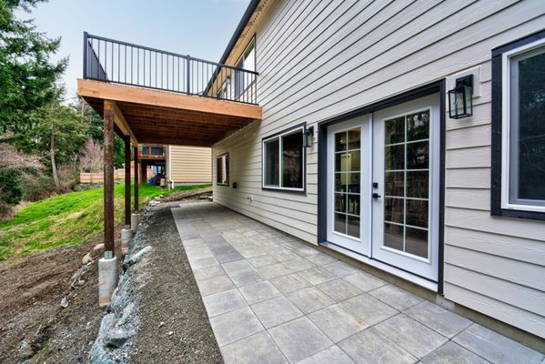 Elevate outdoor living in Seattle: Expert patio & deck installation connecting Bellevue to Everett & Snohomish's natural beauty.