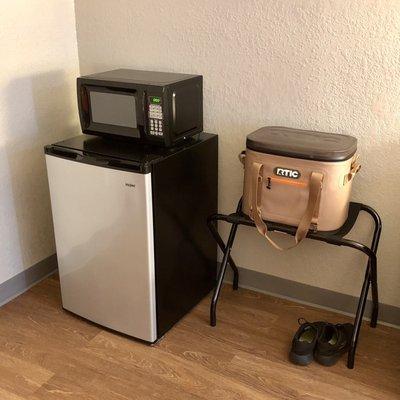 Mini-fridge & microwave in the double king room.