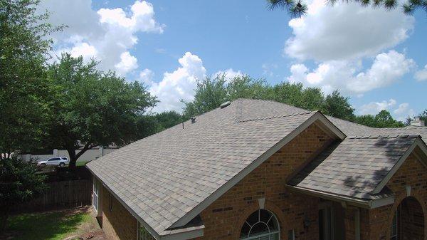 A beautiful Landmark Weatherwood Max Def roof we installed out in Cypress TX.