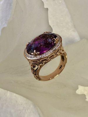 Vintage gold ring with diamonds and amethyst