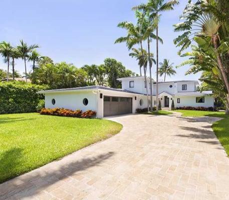 Beautiful waterfront home located in Sunset Islands, Miami Beach, FL. The next photo shows what the house looks like on the inside.