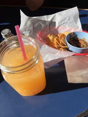 Aqua de Melón, chips and salsa