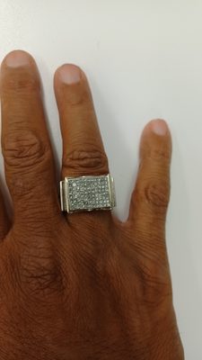 Beautiful men's ring with beautiful diamonds