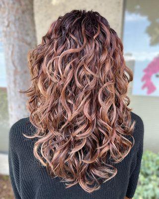 Amonia-free color and balayage with a curly cut!