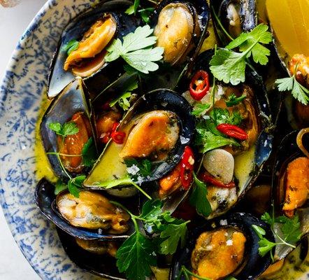 Garlic Butter Mussels in White Wine Sauce