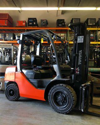 6,000# Capacity Pneumatic Tire Forklift Rental - Toyota 8FGU30 - Propane Fuel - 3-Stage Mast - Side Shift Attachment