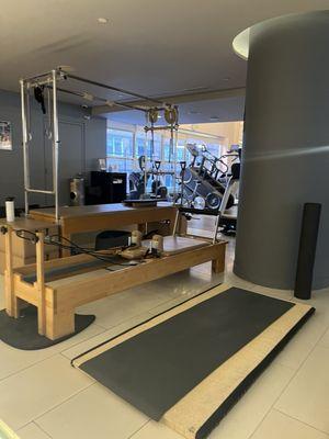 Pilates and floor mats, full cardio equipment