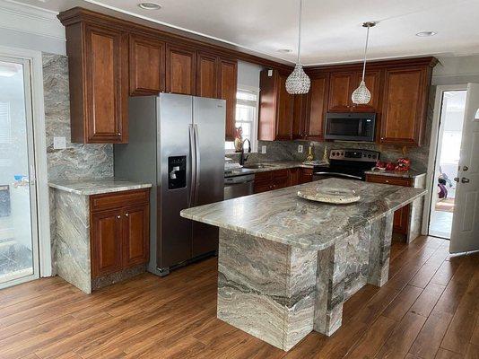 This custom kitchen design is a knockout! Clients were thrilled with the final look. Satisfaction guaranteed!