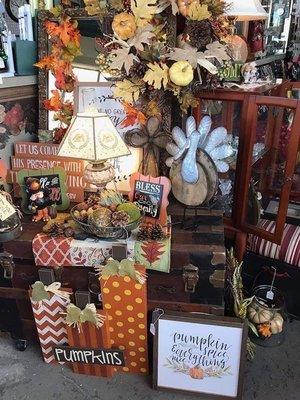 The fall items in this store, put me in the Thanksgiving attitude very quickly !