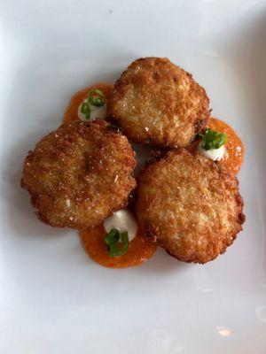 Crab cakes with aioli sauce with green onions