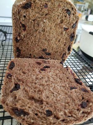 Light pumpernickel with dried cherries