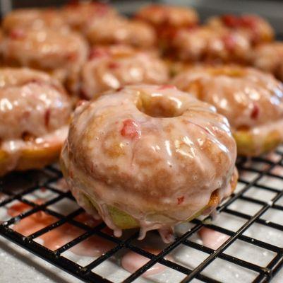 Strawberry Donuts! Fresh & gluten free! So tasty!