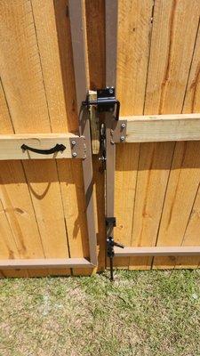 lock, stopper, and handle on 10 ft gate