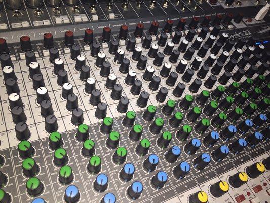 Soundcraft Signature 22mtk analogue console