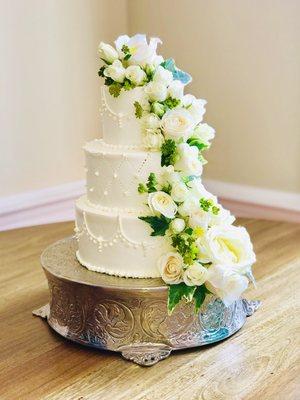 Beautiful cascading floral arrangement on a wedding cake!