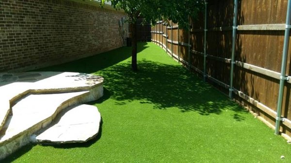 "Dog" Synthetic grass provides drainage, breathability, ease of cleaning, while allowing the soil to live. (viewed from opposite direction)