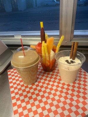 Café frío, vaso de fruta , arroz con leche