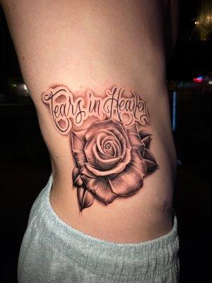 Lettering and rose combo. A classic tattoo by Nacho