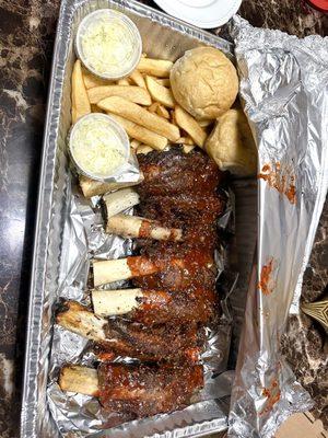 Costilla de cordero en salsa de barbacoa y papa frita.