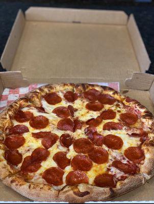 Delicious 14" pepperoni pizza!! This is the small at BIGBAR and a large at pizza chains!! Crazy good