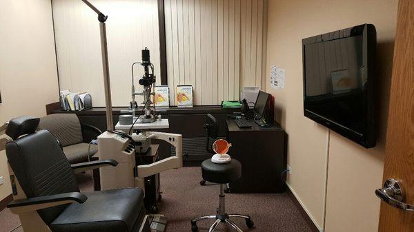 Wide TV screens for DRC patients to review imaging and chart note.