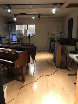 New set-up for PIANO BAR 101 Singing class!
  Covid-SAFE