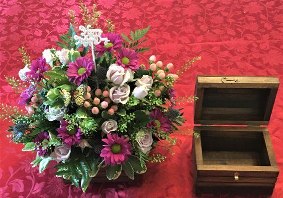 Arrangement in handcrafted jewelry chest