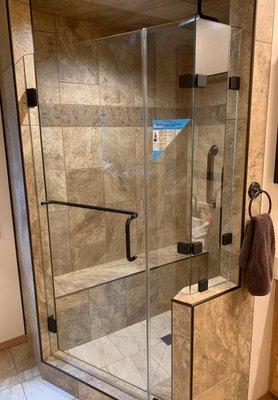 Frameless shower door with return panel