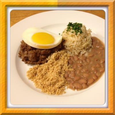 Tenderloin with beans, brown rice, farofa and poached egg